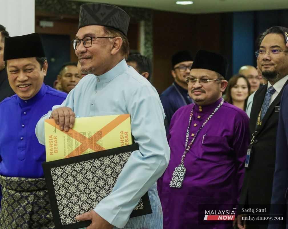 Shamsul Iskandar Md Akin (right) says he was asked by Anwar Ibrahim not to challenge Ahmad Zahid Hamidi's victory in Bagan Datuk in order to allow the Umno chief deliver support for PH.