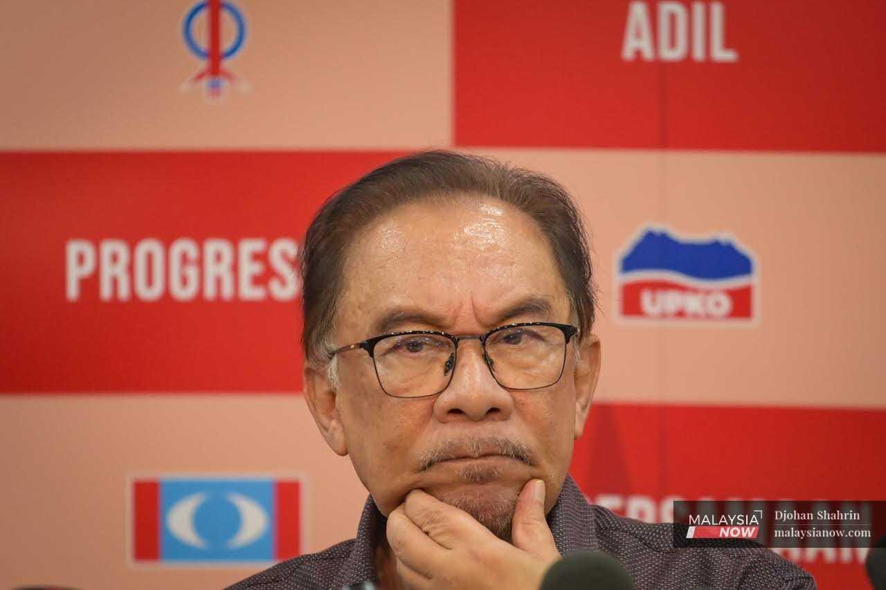 Anwar Ibrahim berkata beliau menyerahkan kepada polis menyiasat Bloomberg, bagaimanapun tidak menyebut sama ada tindakan undang-undang akan diambil bagi membersihkan namanya atas dakwaan campur tangan urusan SPRM.