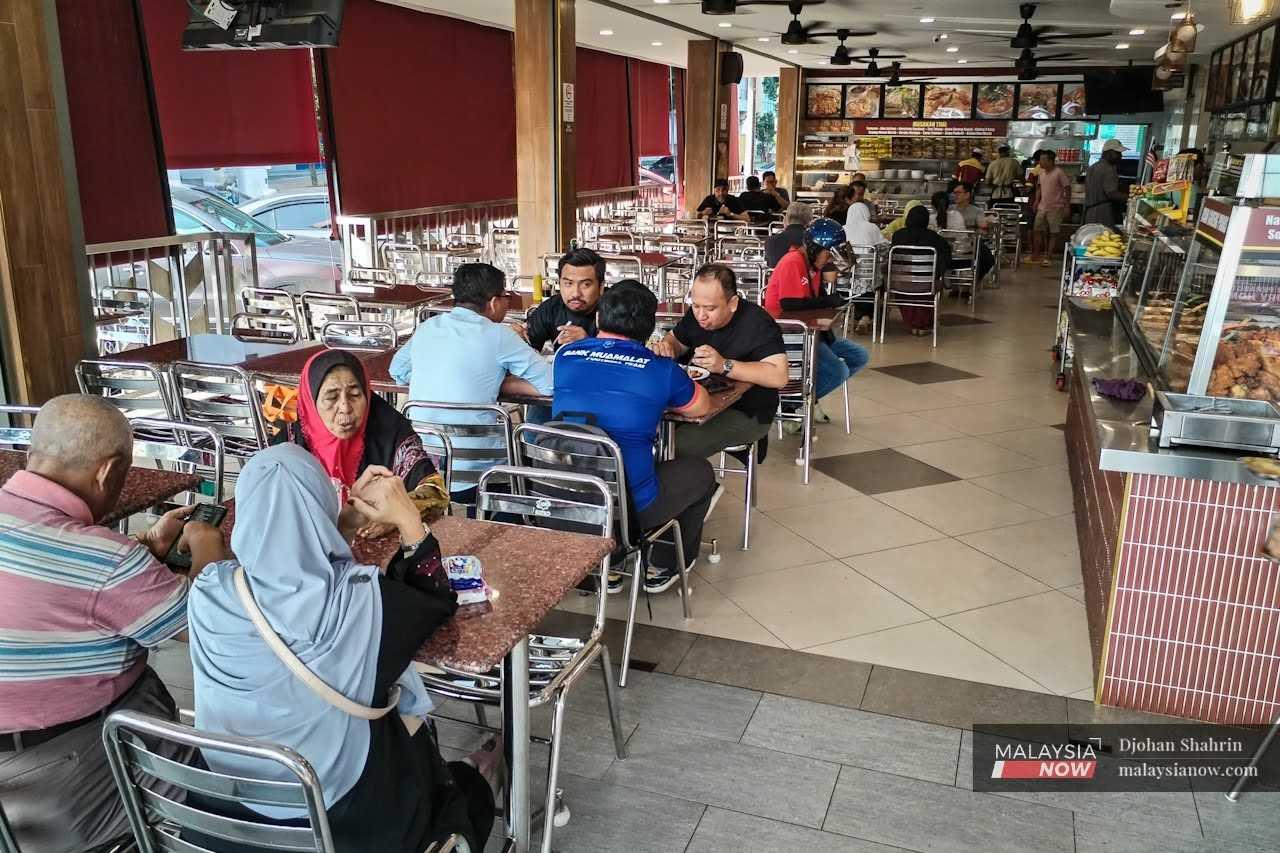 Pengusaha restoran bimbang dengan kenaikan gaji minimum dan tidak menolak kemungkinan mengambil beberapa langkah seperti menaikkan harga dan mengurangkan pekerja.