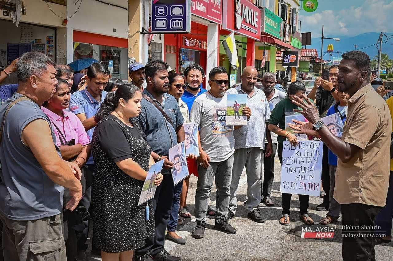 Activist Mythreyar Mutturamalinggam briefs residents on the memorandum recently sent to the health ministry in Putrajaya calling for the resumption of 24-hour clinic operations in Tanjung Malim.