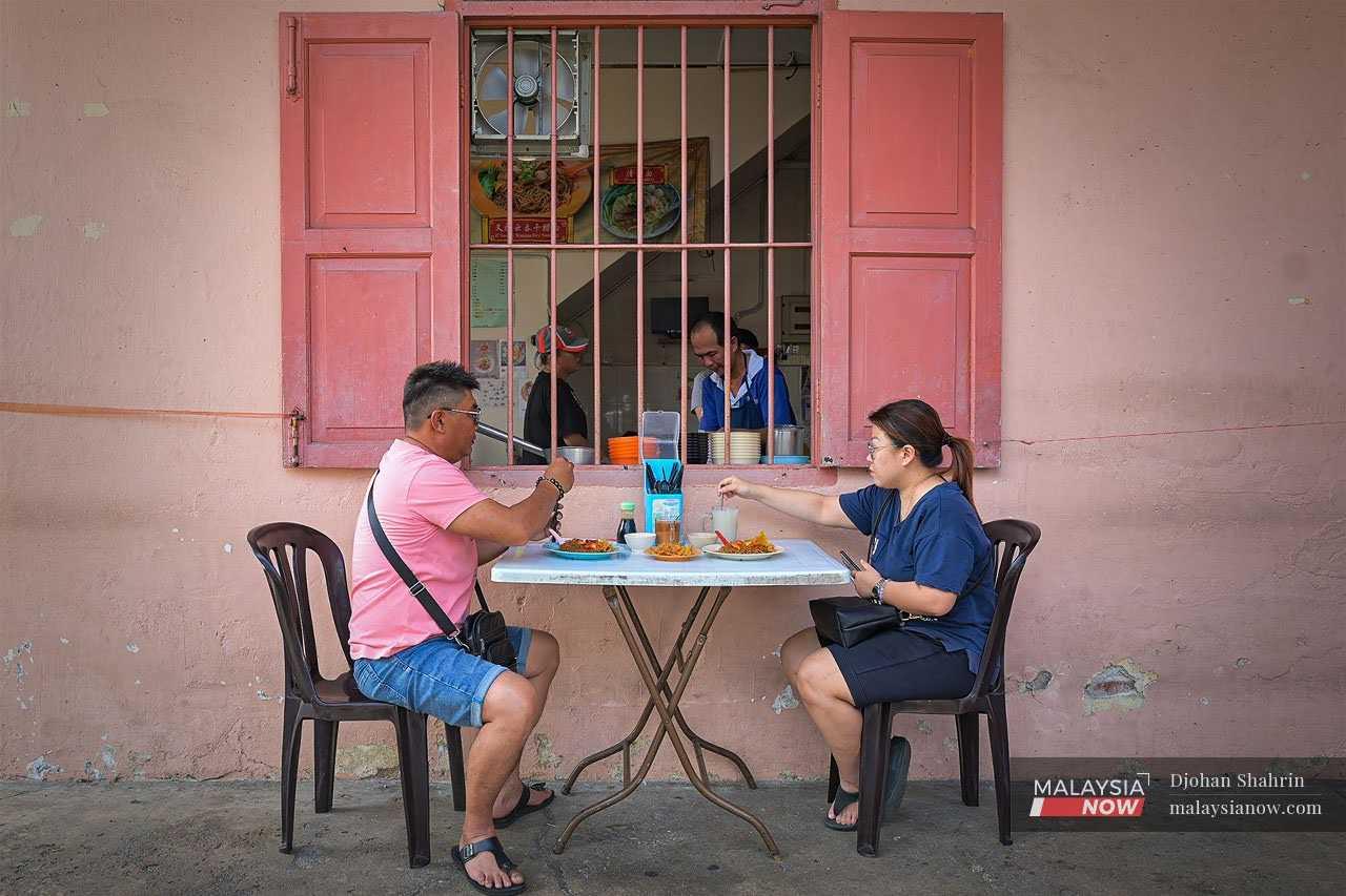 Kerajaan memperkenalkan kategori pendapatan isi rumah 'T15' pada Belanjawan 2025, tetapi golongan itu masih belum diperincikan.