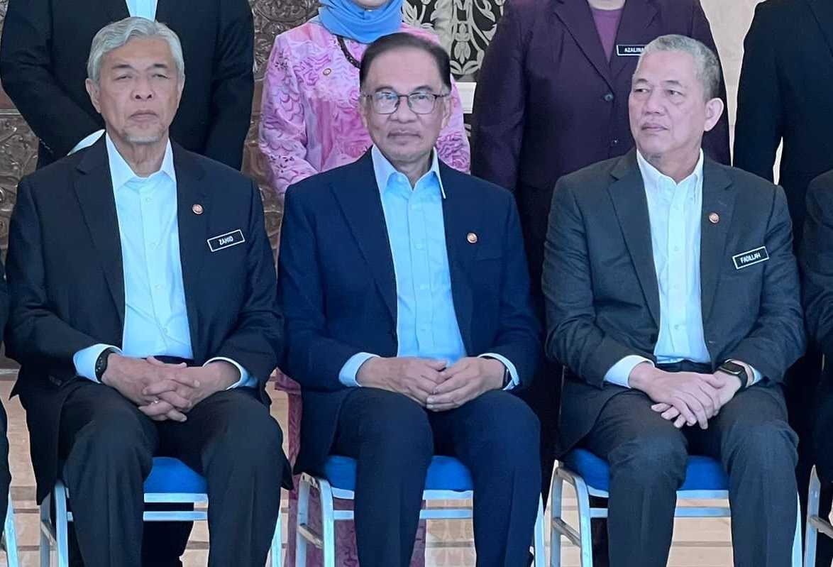 Anwar Ibrahim bersama dua timbalannya Ahmad Zahid Hamidi (kiri) dan Fadillah Yusof.