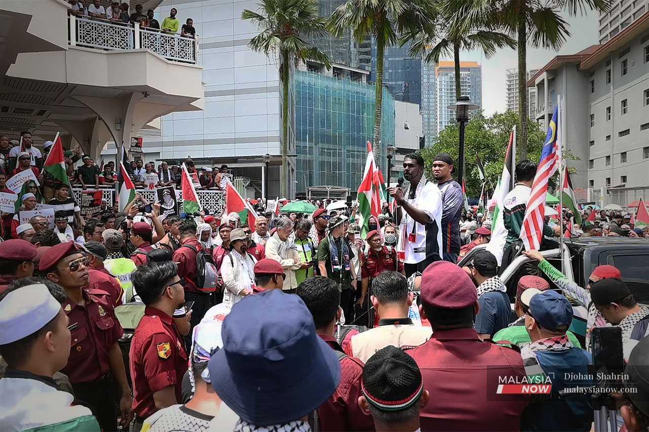 Mythreyar menghadiri perhimpunan memperingati satu tahun pembunuhan beramai-ramai di Gaza bersama ribuan peserta lain.