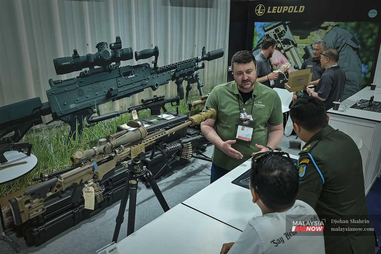 Jurucakap syarikat senjata Leupold memberikan penerangan mengenai teknologi senjata apinya.