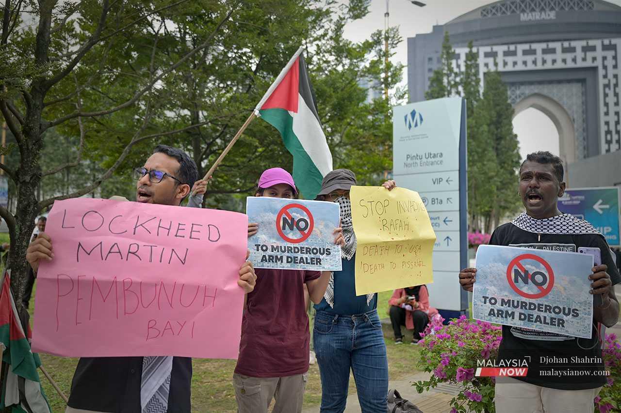 Mythreyar dan wakil NGO menyertai protes membantah penyertaan syarikat terkait perang di Gaza dalam pameran pertahanan DSA dan Natsec dianjurkan kerajaan pada Mei 2024.