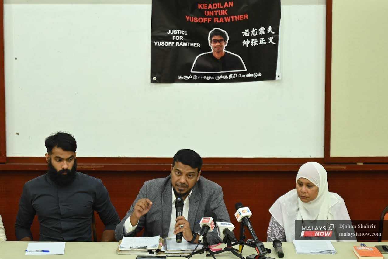 Lawyer Rafique Rashid flanked by Yusoff Rawther's younger brother Ebrahim (left) and aunt Fathima Idris, during a press conference in Kuala Lumpur today. 