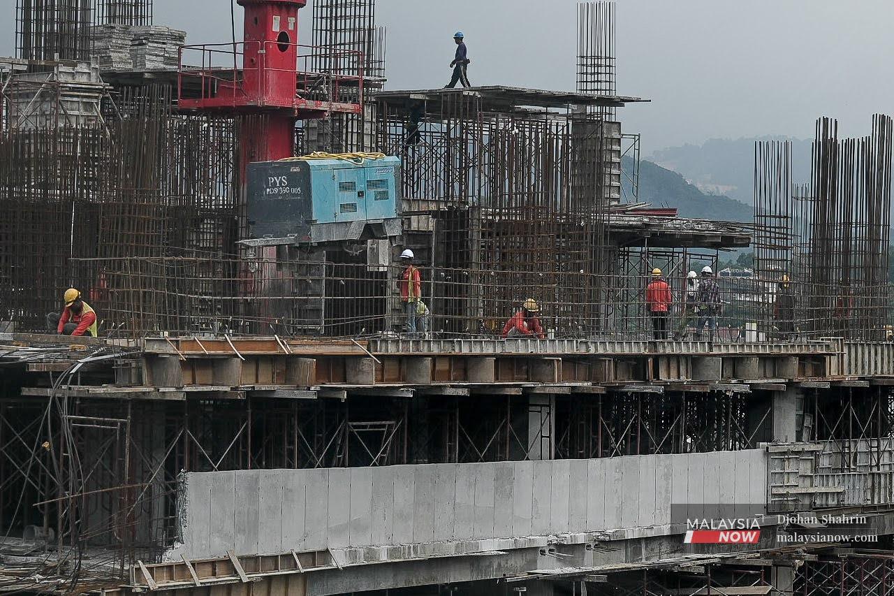 Sektor pembinaan projek pembangunan yang dihentikan selepas pelaksanaan perintah kawalan pergerakan mencatatkan penurunan kadar pertumbuhan sebanyak 19.4% pada 2020.