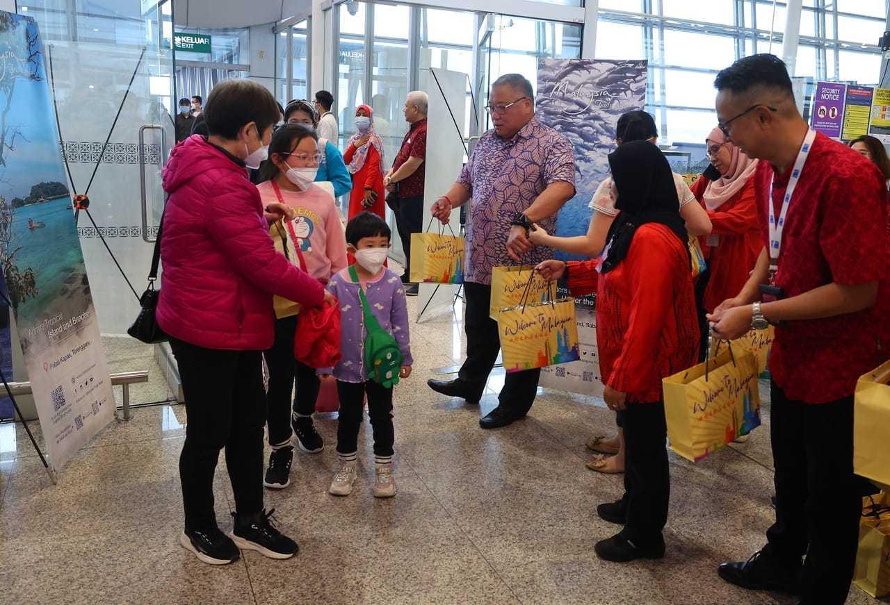 Tiong King Sing welcoming tourists from China at the KLIA.