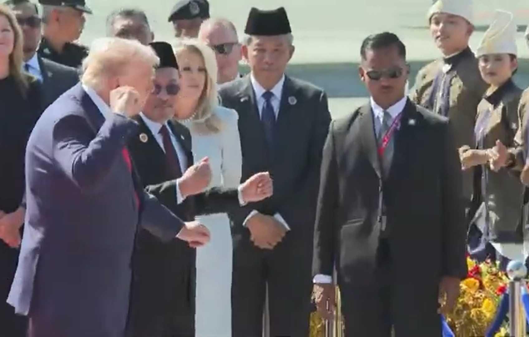 Anwar_Trump_KLIA_Dancing_261025