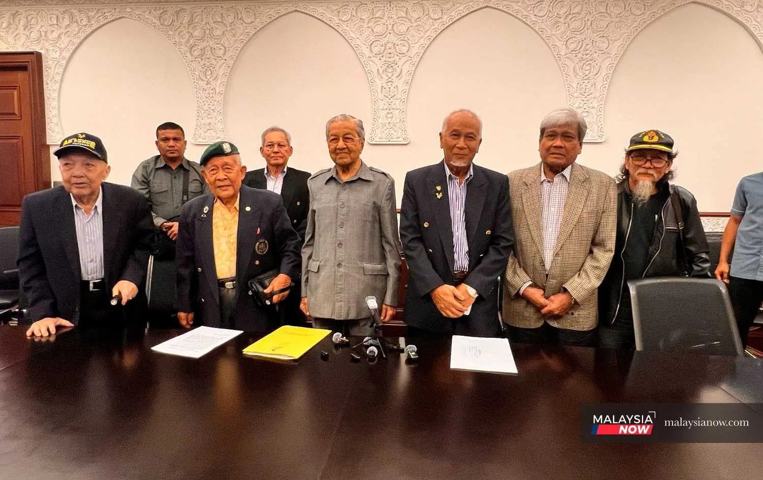 Mahathir_BorhanAhmad-army_Mnow_051225