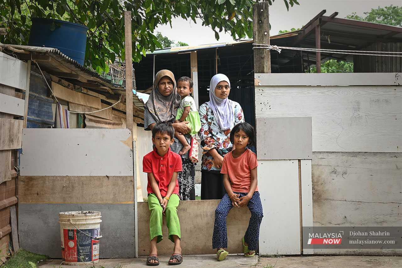 Rohingya_family_Mnow