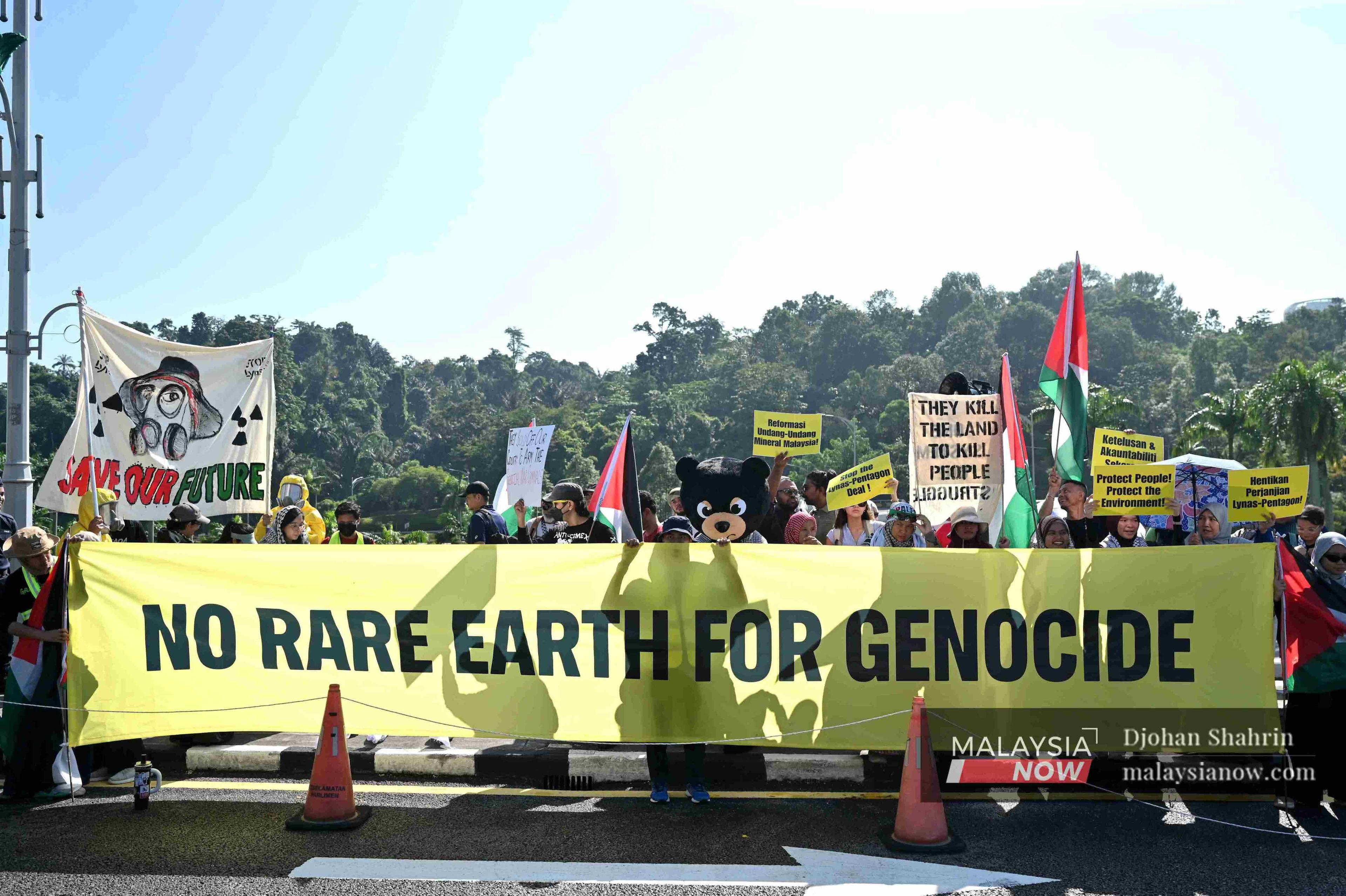 Lynas_Pentagon_protest1_Mnow_060726