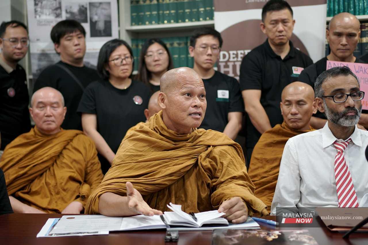 BhanteKusala_Sakyamuni_monks_PC__110826_Mnow