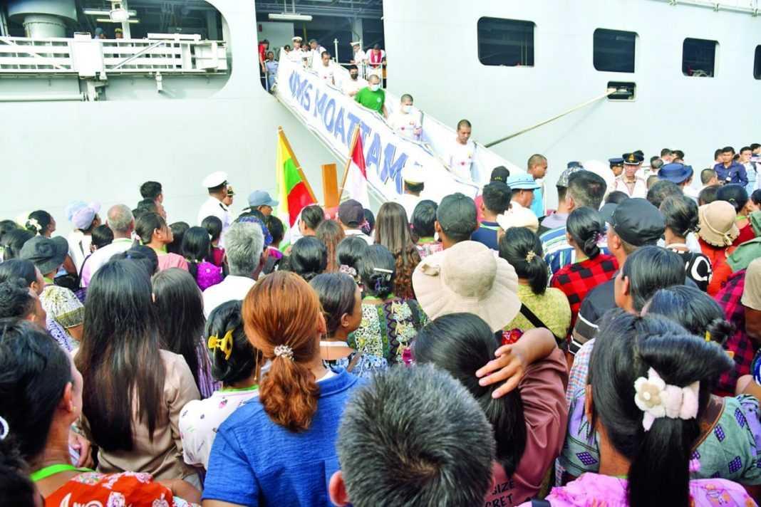 Myanmar_deport_ship